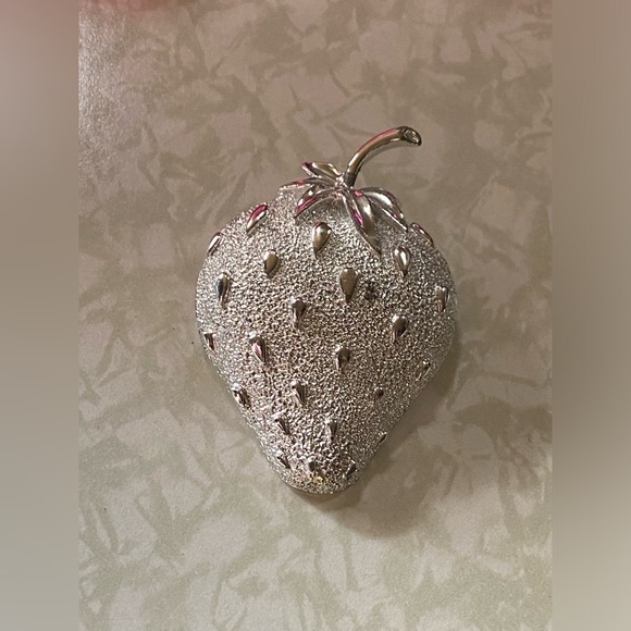 Vintage Costume Signed Sarah Coventry Strawberry Brooch #7582 - Picture 8 of 8